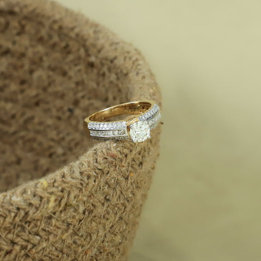 Rumi Elegant Diamond Ring
