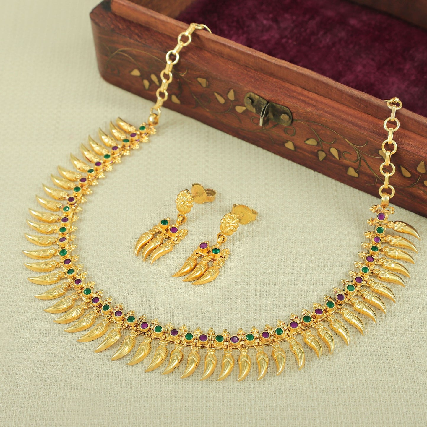 Rudrani Claw Style Silver Necklace Set