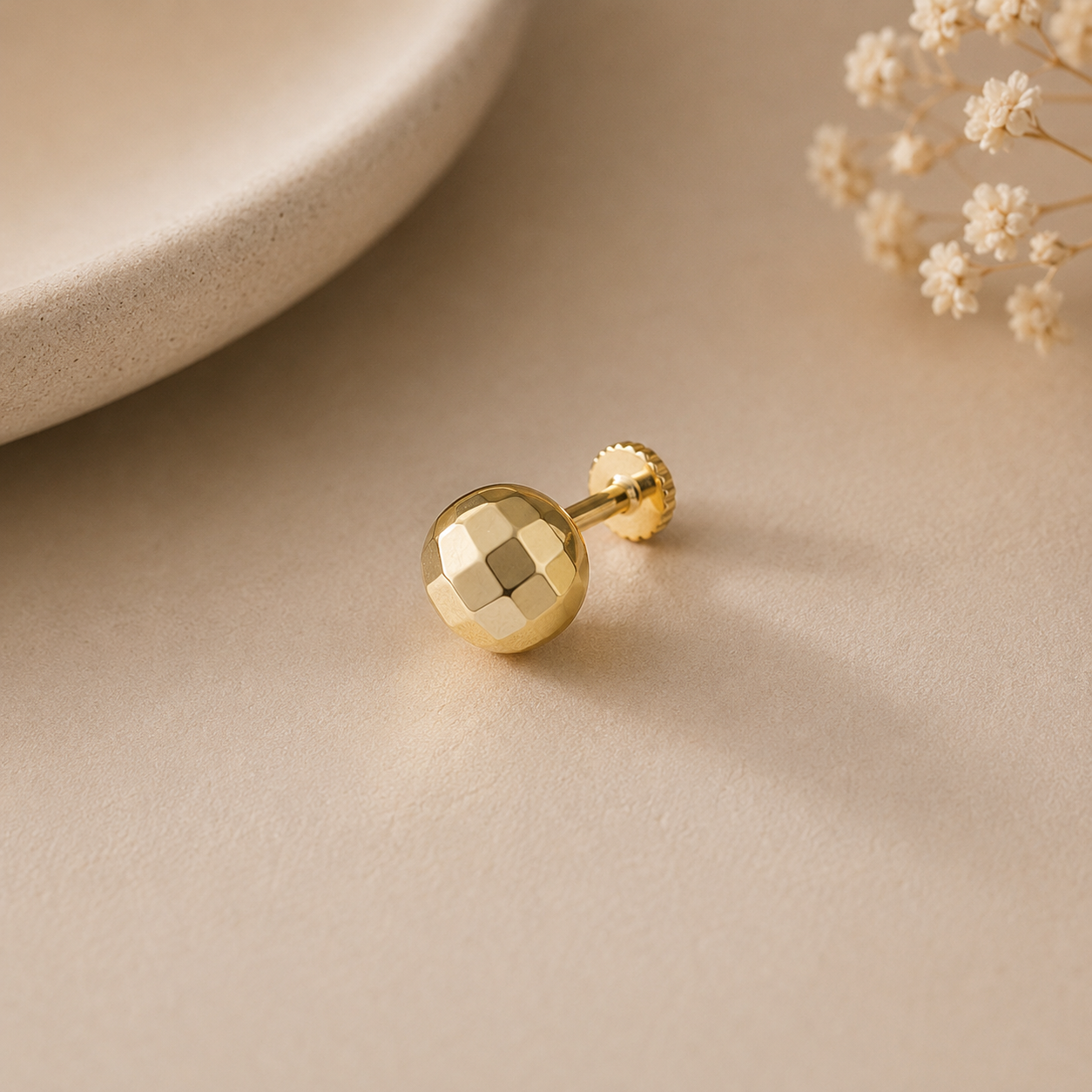 Pranavi Sleek Glow Gold Nose Pin