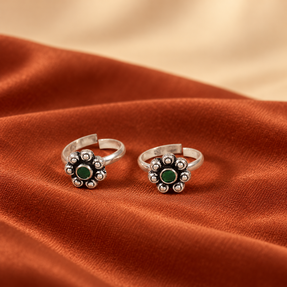 Inaya Green Daisy Silver Toe Rings