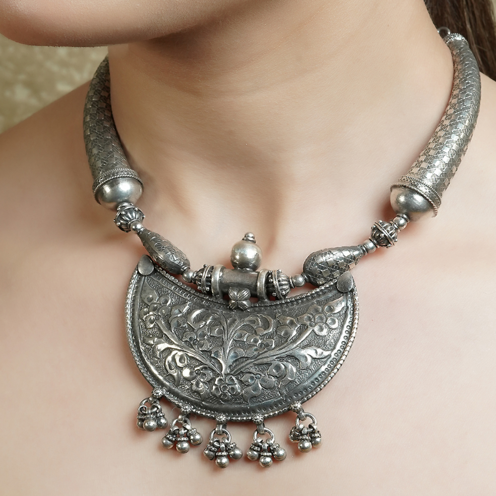 Laura Silver Necklace With Floral Peandant