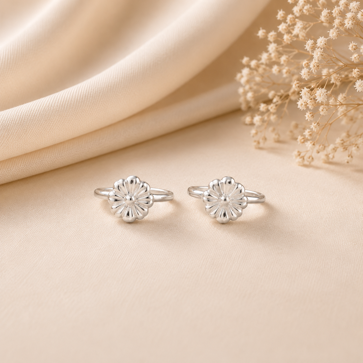 Daisy Glow Silver Toe Rings