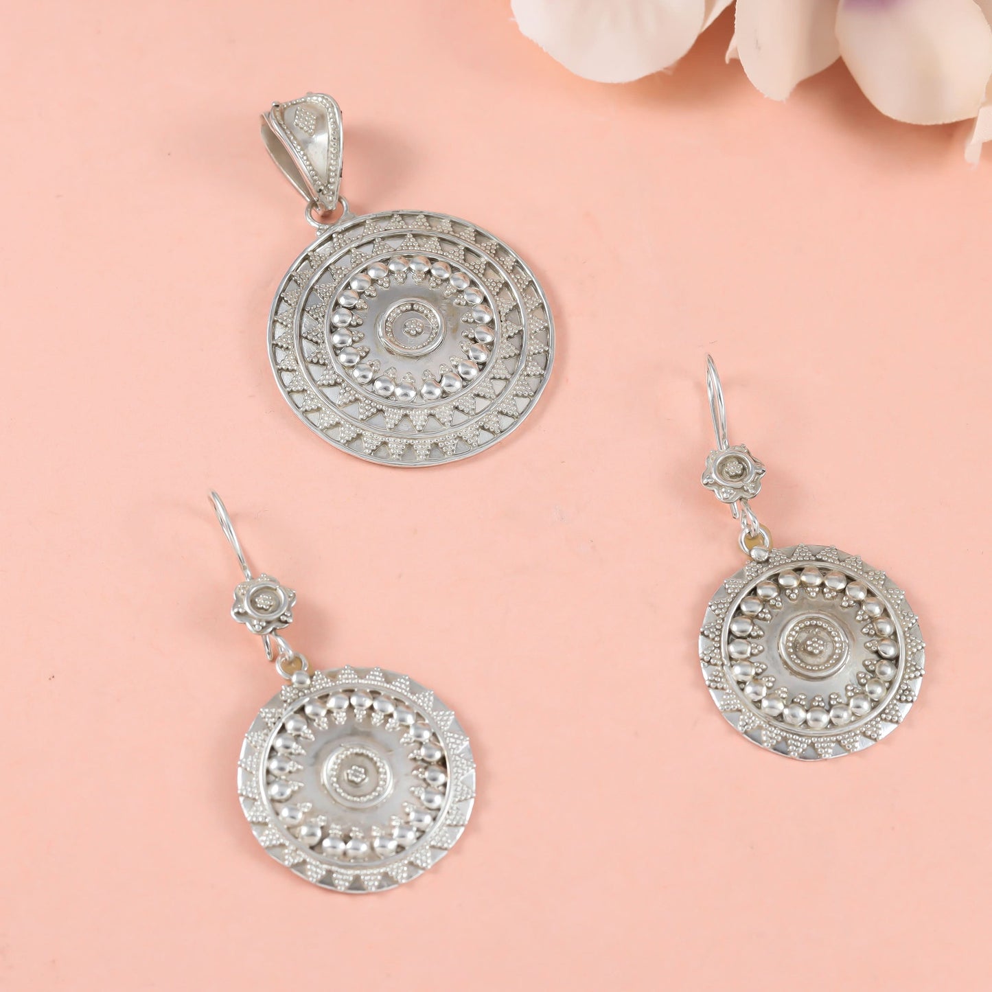 Lavika Pleasing Silver Pendant Set