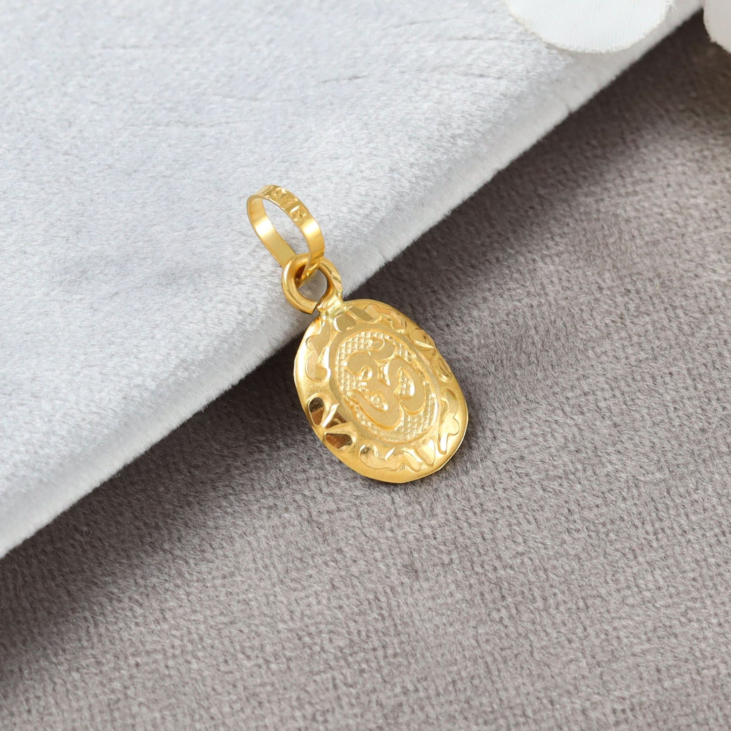 Dreamy OM Gold Pendant