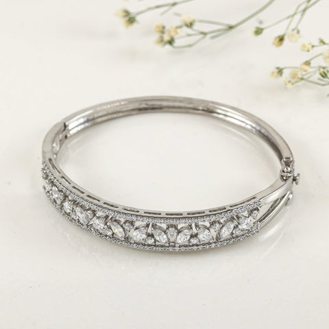 Elegant Vaniya Swarovski Silver Bracelet