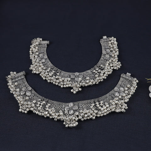 Pihu Floral Fusion Silver Anklets