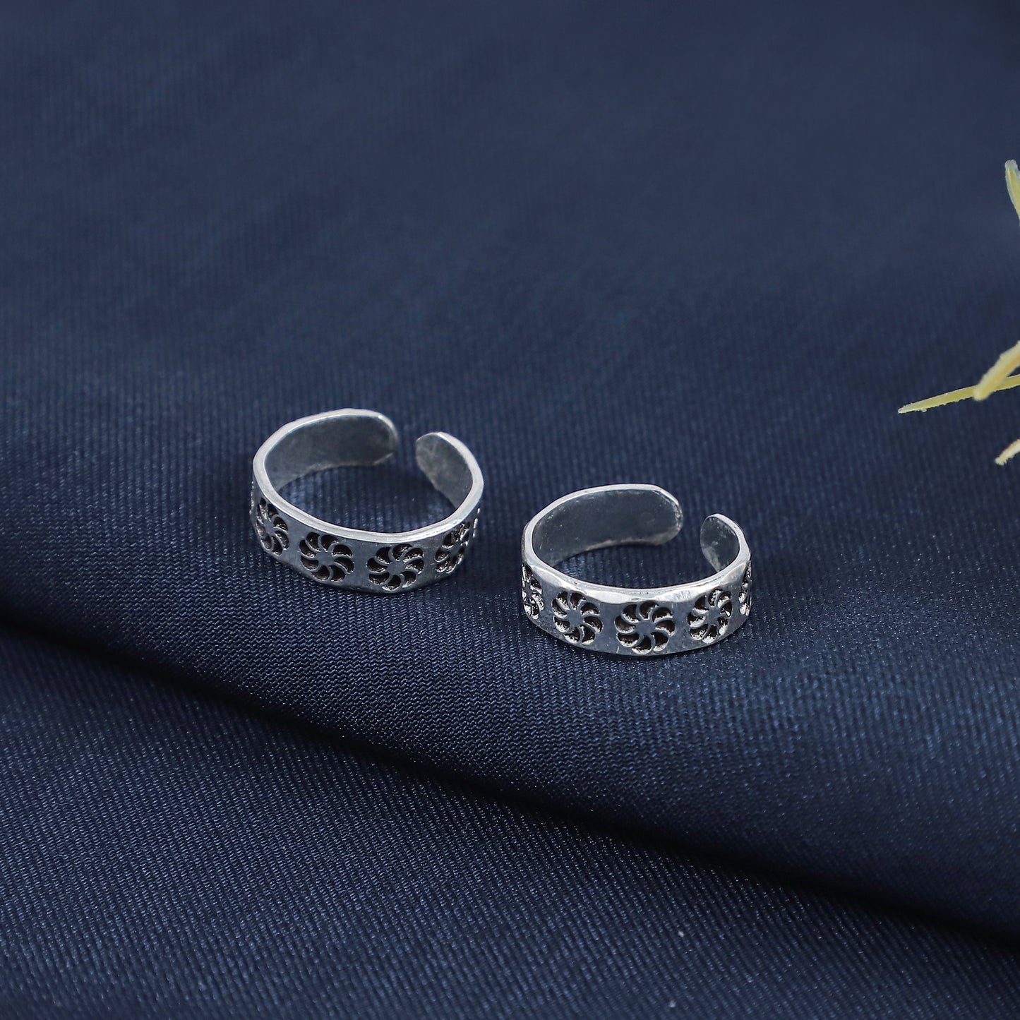 Kriti Floral Engraved Silver Toe Rings