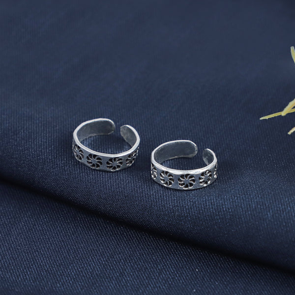 Kriti Floral Engraved Silver Toe Rings