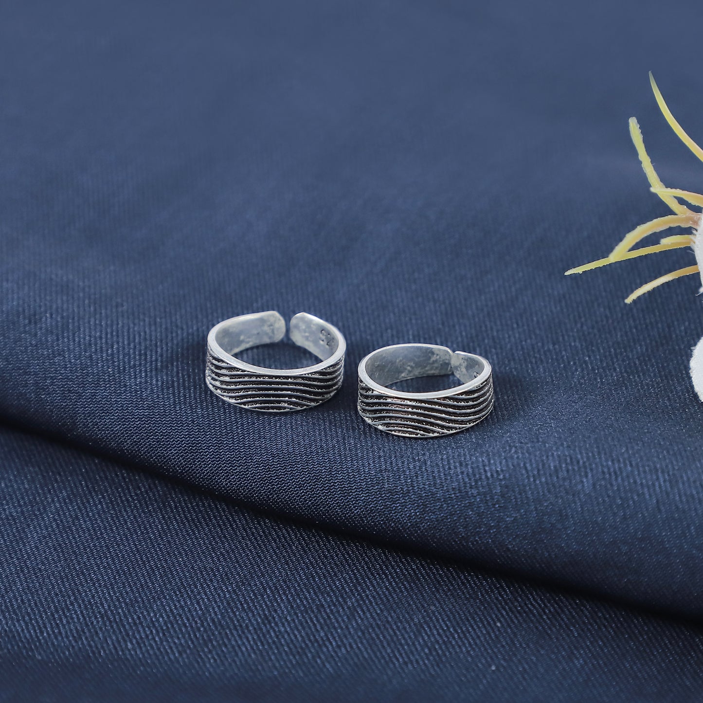 Manvi Beautiful Oxidized Shine Silver Toe Rings