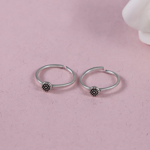 Arushi Floral Dot Silver Toe Rings