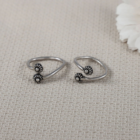 Diya Twin Floral Charm Silver Toe Rings