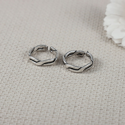 Sleek Zigzag Design Silver Toe Rings