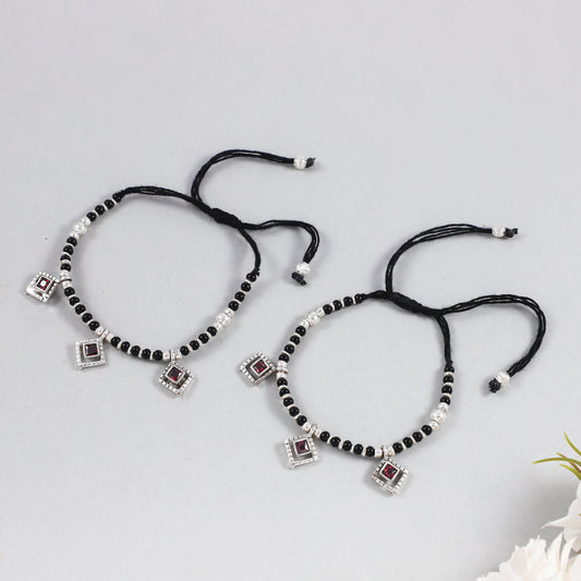 Aarini Traditional Stylish Black-thread Silver Anklets