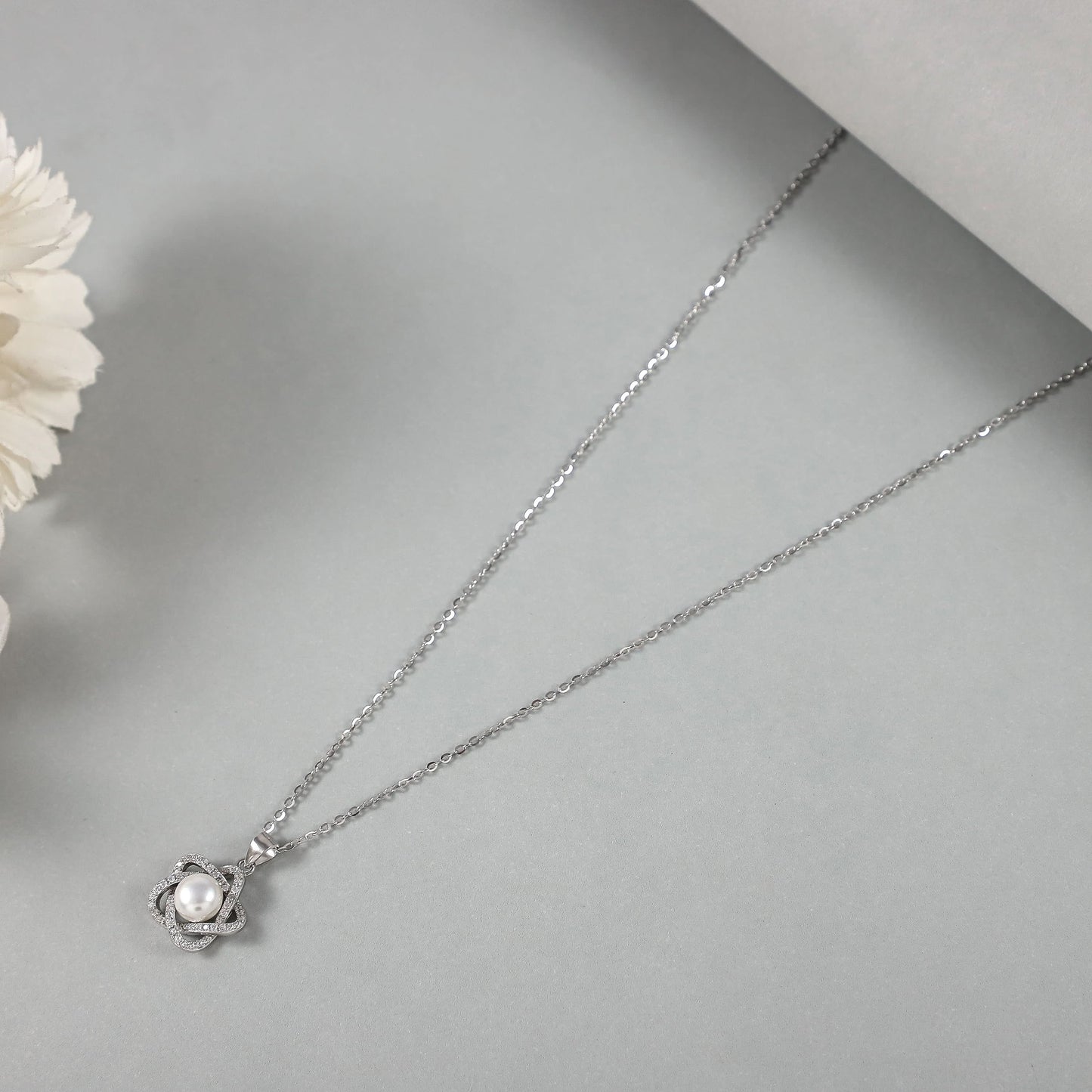 Pretty Silver Chain With Pendant