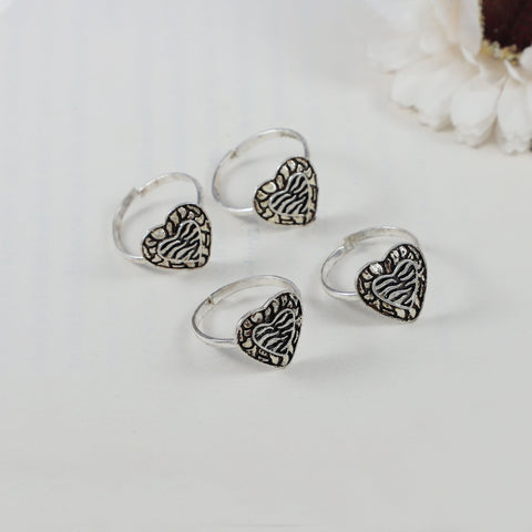 Tejsvi Antique Heart Silver Toe Rings