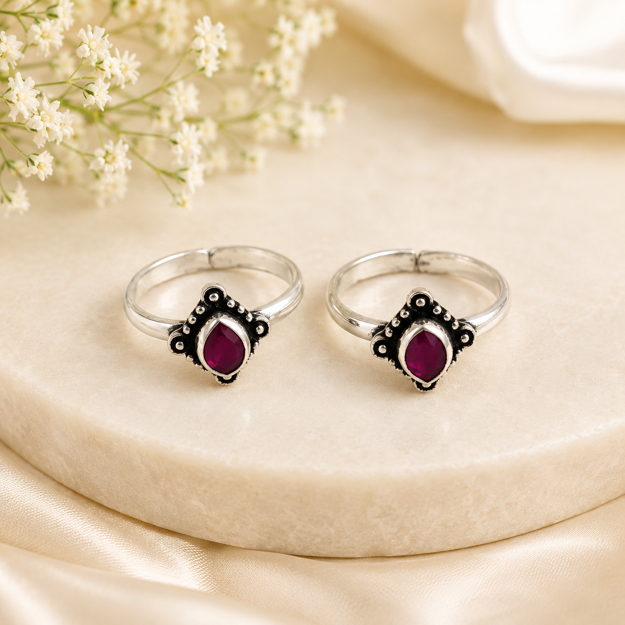 Kirti Vintage Ruby Leaf Silver Toe Rings