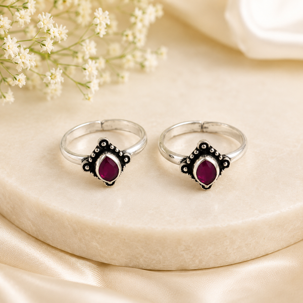Kirti Vintage Ruby Leaf Silver Toe Rings