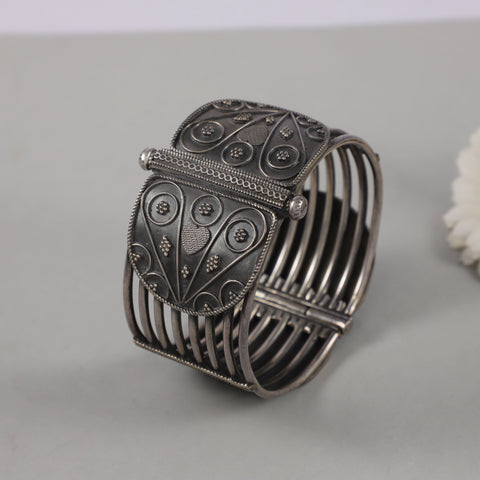 Aranya Wide Front Plate With Floral Silver Bracelet