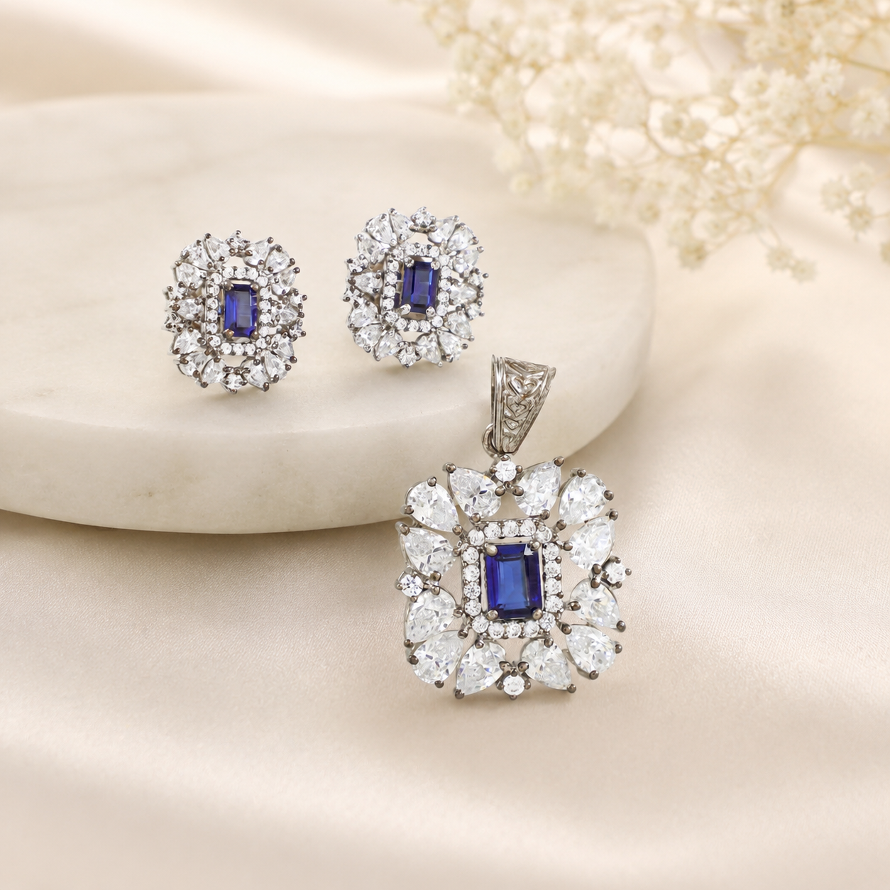 Yashvi Classic And Regal Pendant Set