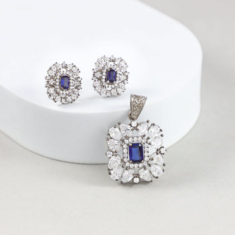 Yashvi Classic And Regal Pendant Set