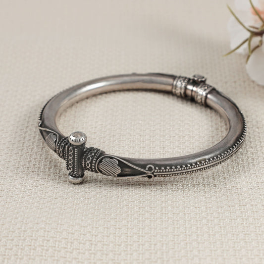 Naina Alluring Silver Bangle