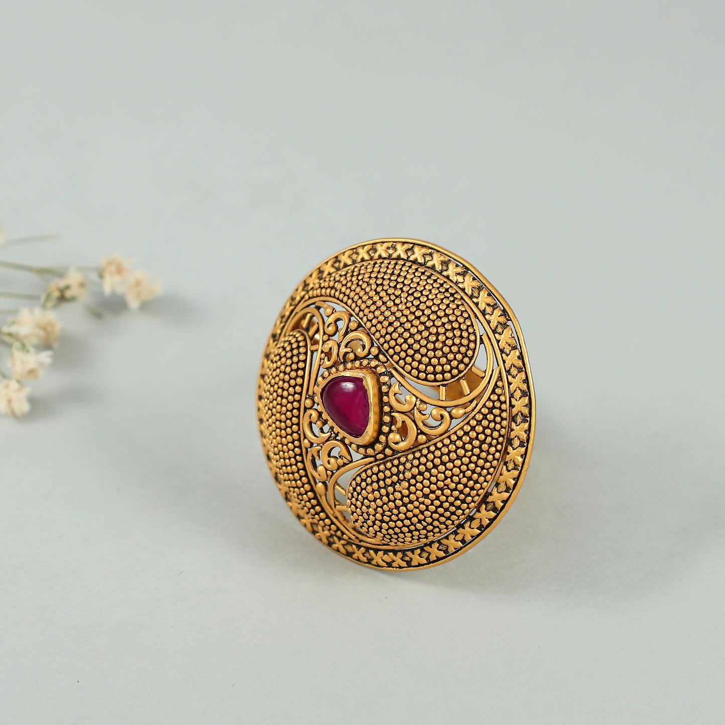 Yachna Ravishing Gold Ring