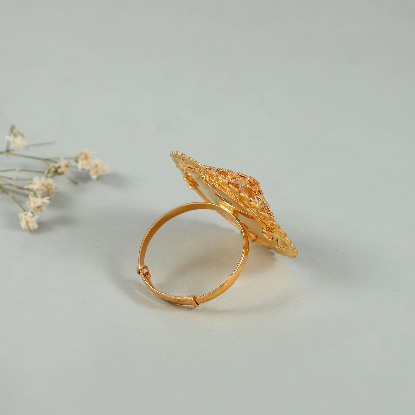 Lavika Gleaming Gold Ring