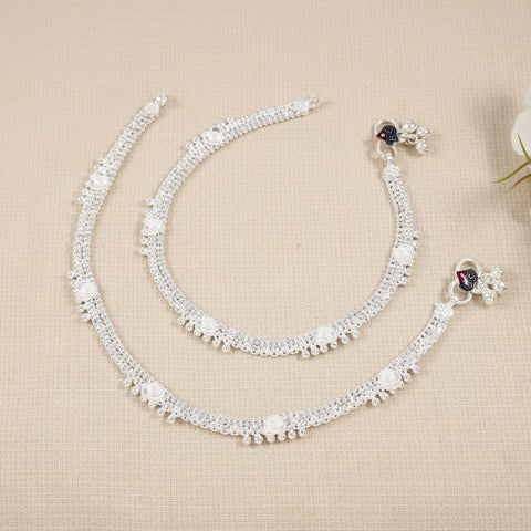 Aaradhya Stylish Radiant Refined Silver Anklets