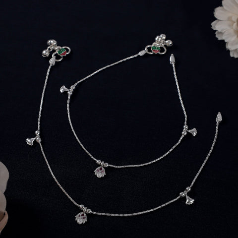Vanya Simple Charm Silver Anklets