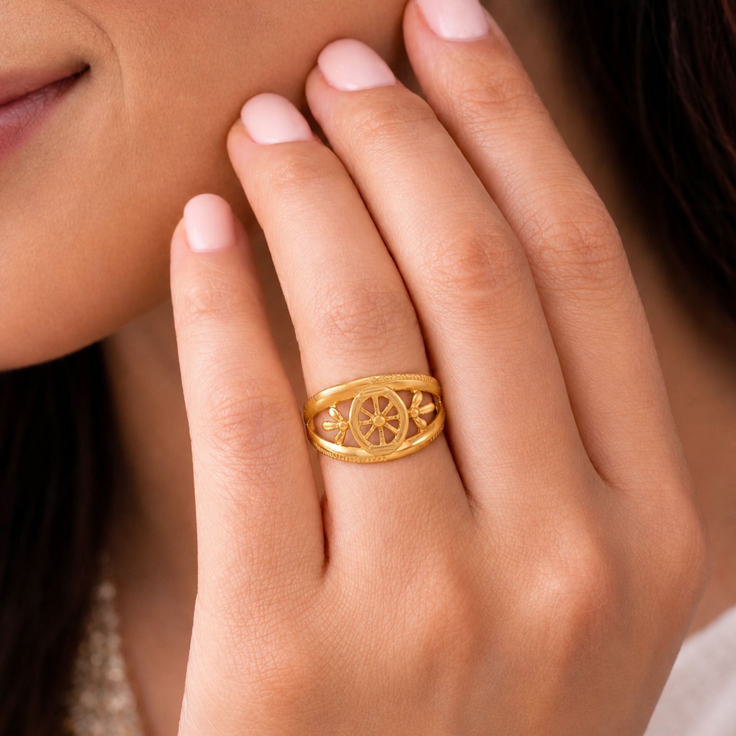 Vihana Floral Wheel Design Gold Ring