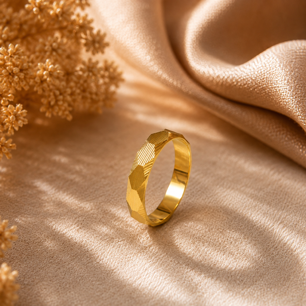 Kiaan Geo Cut Golgd Band Ring