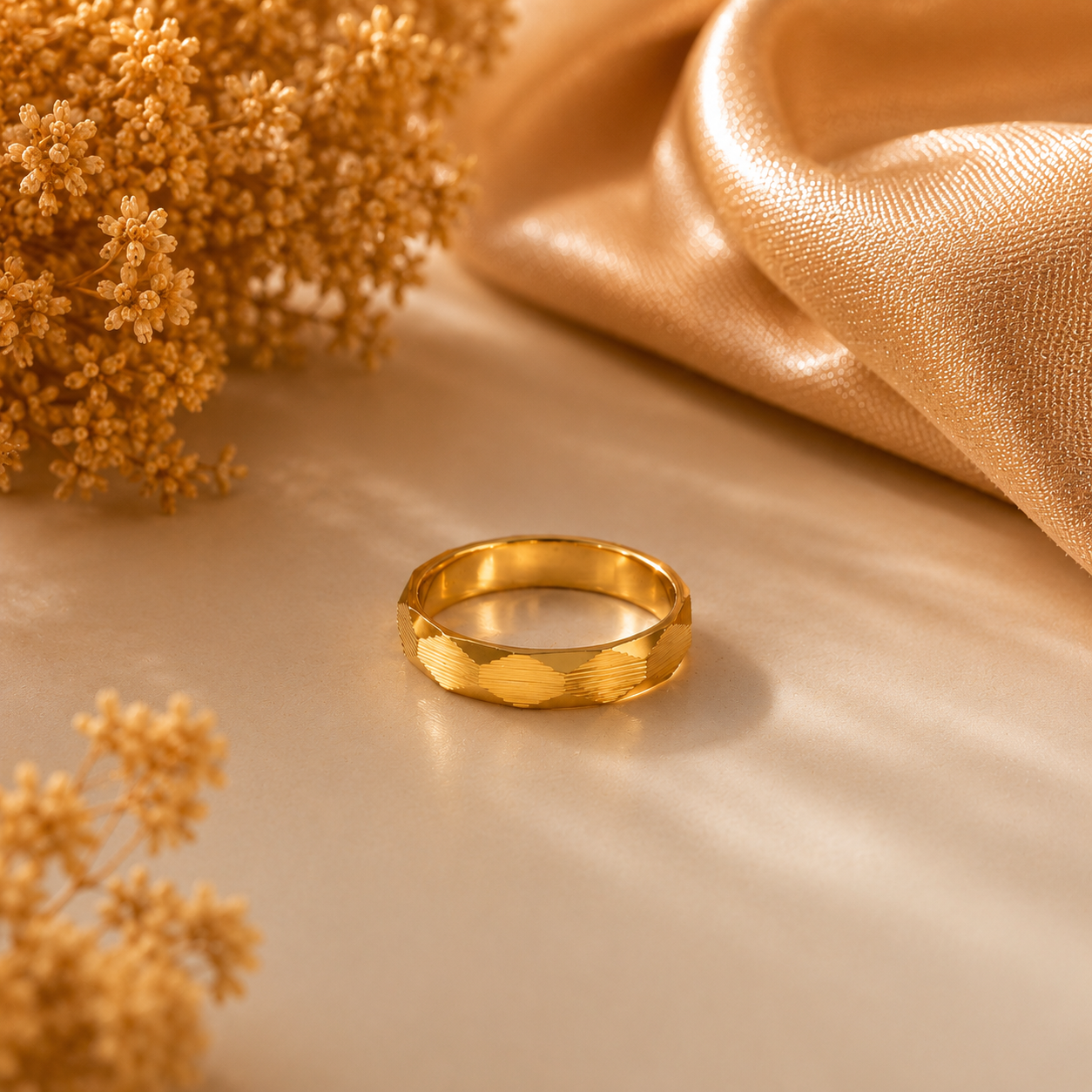Kiaan Geo Cut Golgd Band Ring