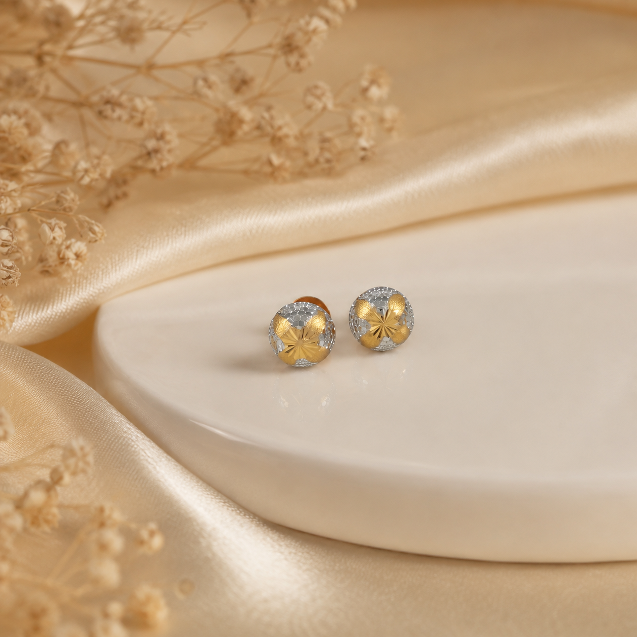 Nyra Small Everydaywear Gold Earrings