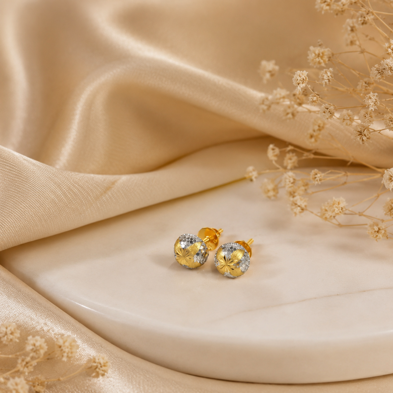 Nyra Small Everydaywear Gold Earrings