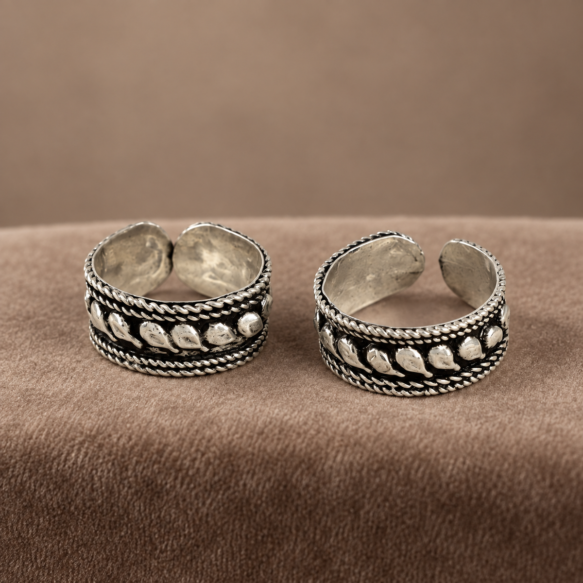 Anika Rustic Leaf Silver Toe Rings
