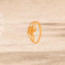 Kiaraa Floral Shine Gold Ring
