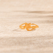 Kiaraa Floral Shine Gold Ring