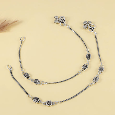 Yamini Minimal Bloom Chain Silver Anklets
