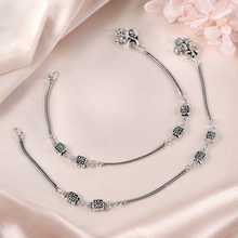 Yamini Minimal Bloom Chain Silver Anklets