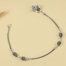 Yamini Minimal Bloom Chain Silver Anklets