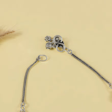 Yamini Minimal Bloom Chain Silver Anklets