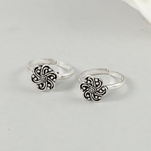 Tia Charming Floral Twist Toe Rings