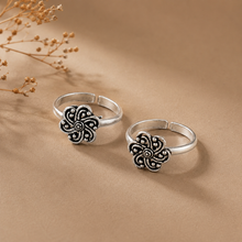 Tia Charming Floral Twist Toe Rings