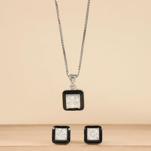 Yachna Alluring Black Pendant Set