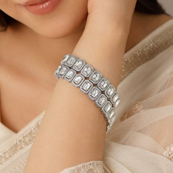 Manvi Ravishing Silver Bangle