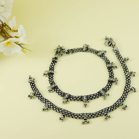 Kiana Gleaming Silver Anklets